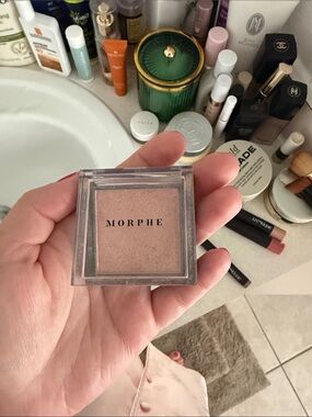 Morphe Shimmering Champagne Peach Highlighter